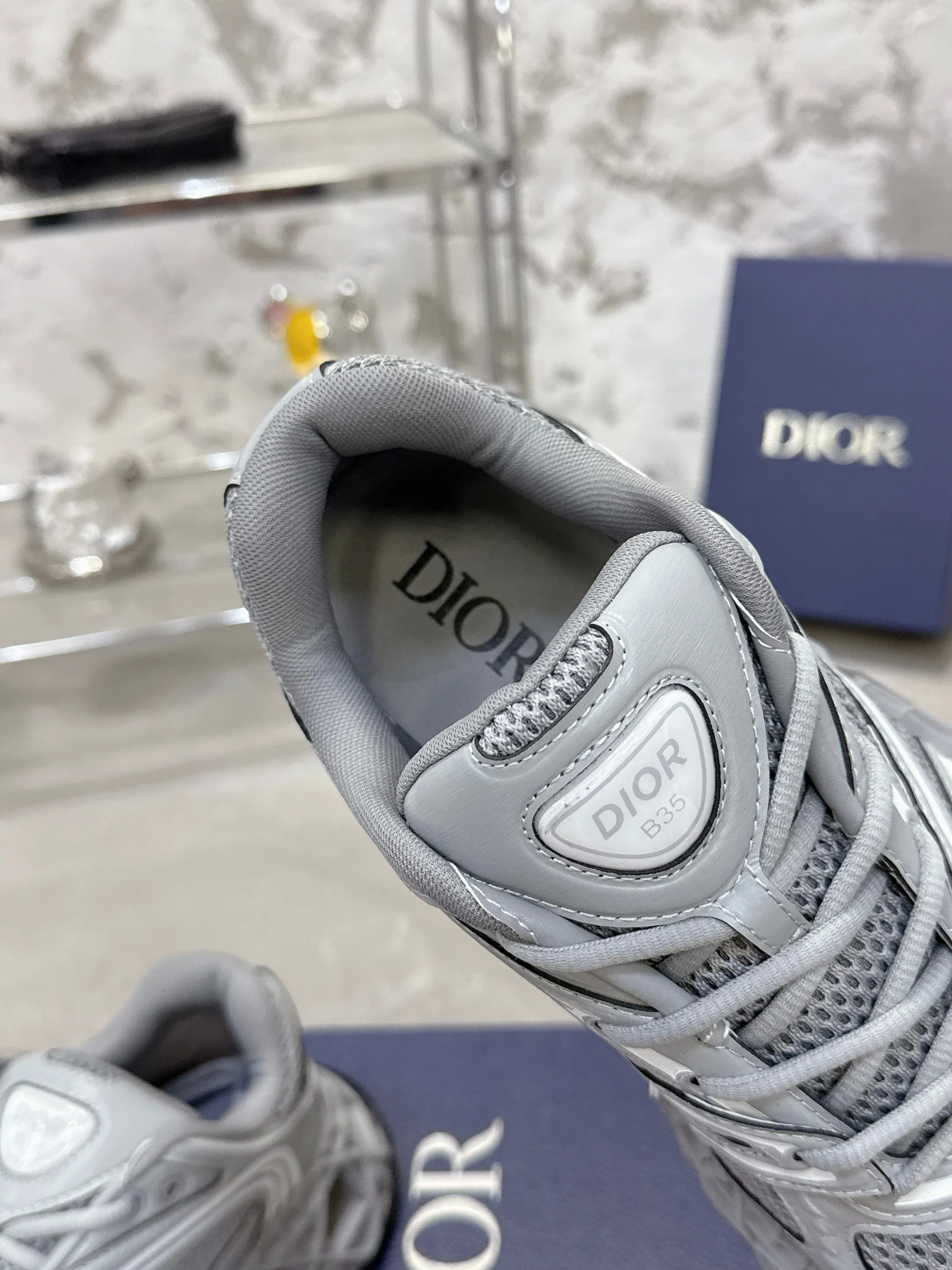 Factory price 780💰 Top version! ! ! Dior (B35) DIOR spring and summer men's wear show, the show was held at the Valle de Grasse School in Paris. Kim Jones drew inspiration from the works of South African artist Hylton Nel. The details of the shoes, clog soles and tribal elements, cleverly blended luxury craftsmanship and practicality, with fresh childishness and bright temperament, creating a new season hot spot. Dior KAWA Dior co-branded casual sports shoes reinterpret running shoes with Dior's high-end style. B35 is made of fine-textured leather and mesh fabric materials. It can be worn in all seasons, is comfortable and breathable, and has multiple lines on the shoe body to outline details. It has a full retro three-dimensional feel and can create a casual look all year round! Fabric: Cowhide/customized cloth material Lining: Imported breathable mesh Outsole: Original molded outsole Size: 39-46 (customized at 45.46)
